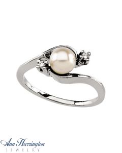14k White Gold .04 ct tw Diamond and 5.5 mm Akoya Cultured Pearl Ring