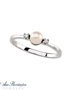14k White Gold .04 ct tw Diamond and 4.5 mm Akoya Cultured Pearl Ring