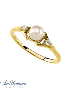 14k Yellow Gold .03 ct tw Diamond 5 mm Akoya Cultured Pearl Ring