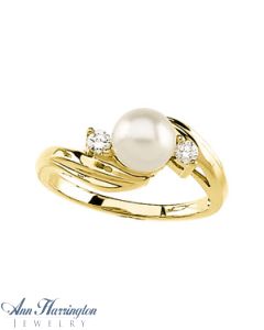 14k Yellow Gold 1/8 ct tw Diamond and 6.5 mm Akoya Cultured Pearl Ring