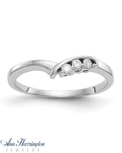 14k White Gold 1/10 ct tw Baguette and Round Diamond Vintage-Style Band