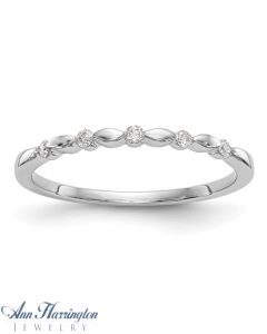 14k White Gold 1/10 ct tw Baguette and Round Diamond Vintage-Style Band