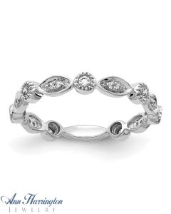 14k White Gold 1/10 ct tw Baguette and Round Diamond Vintage-Style Band